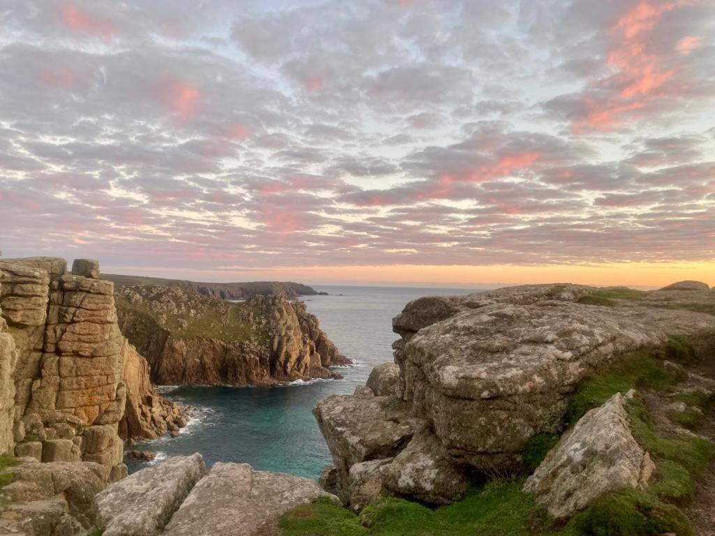 2 Bedroom Cottage Sleeps 4 With Hot-Tub, & Shared Pool Use Sennen Exterior foto