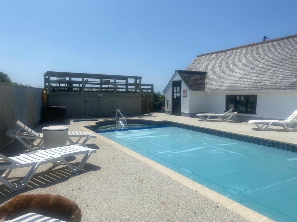 2 Bedroom Cottage Sleeps 4 With Hot-Tub, & Shared Pool Use Sennen Exterior foto